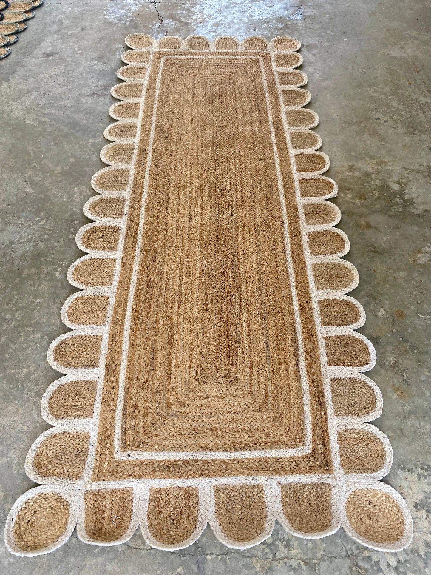 SCALLOPED JUTE RUNNERS