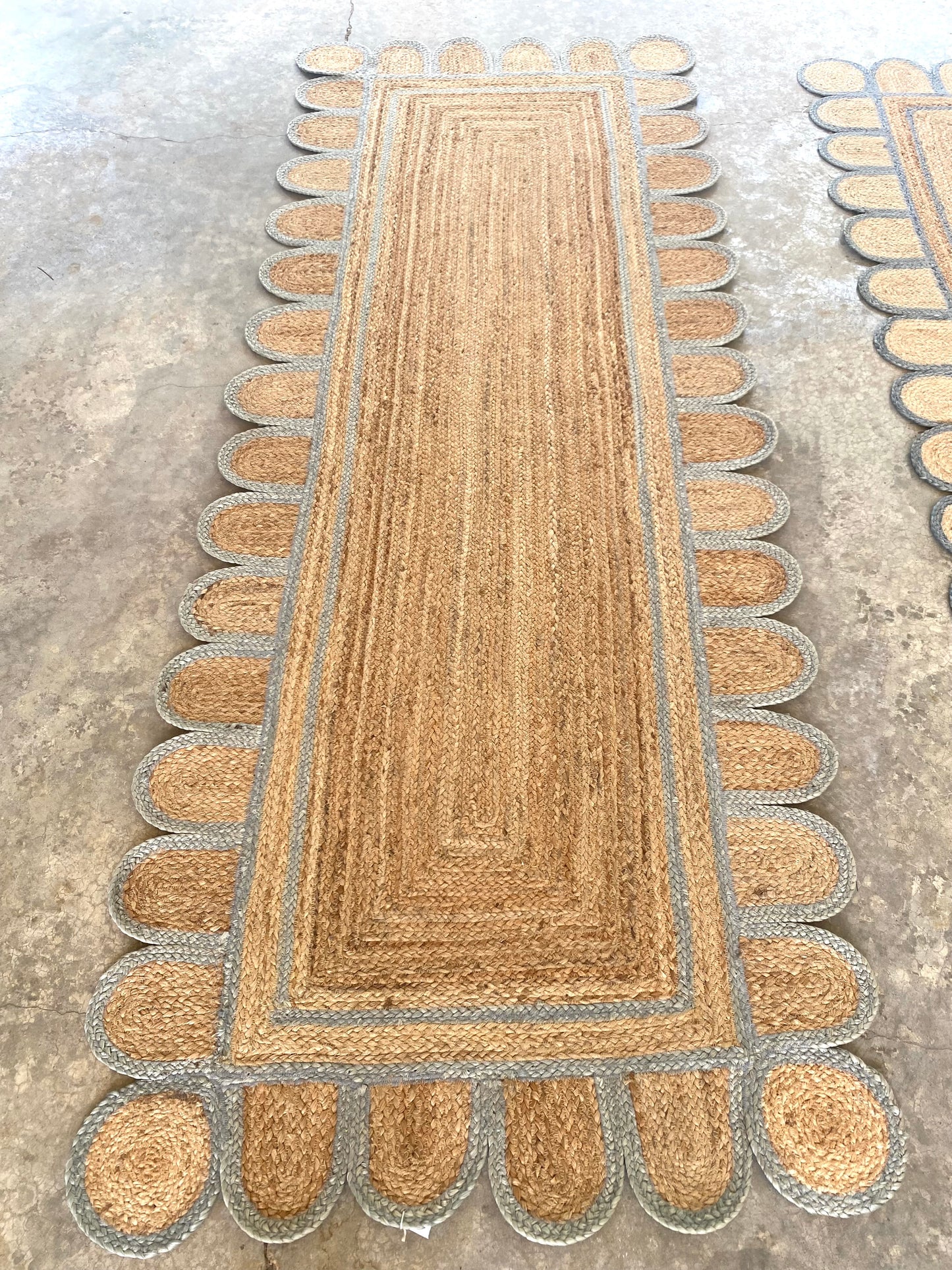 SCALLOPED JUTE RUNNERS