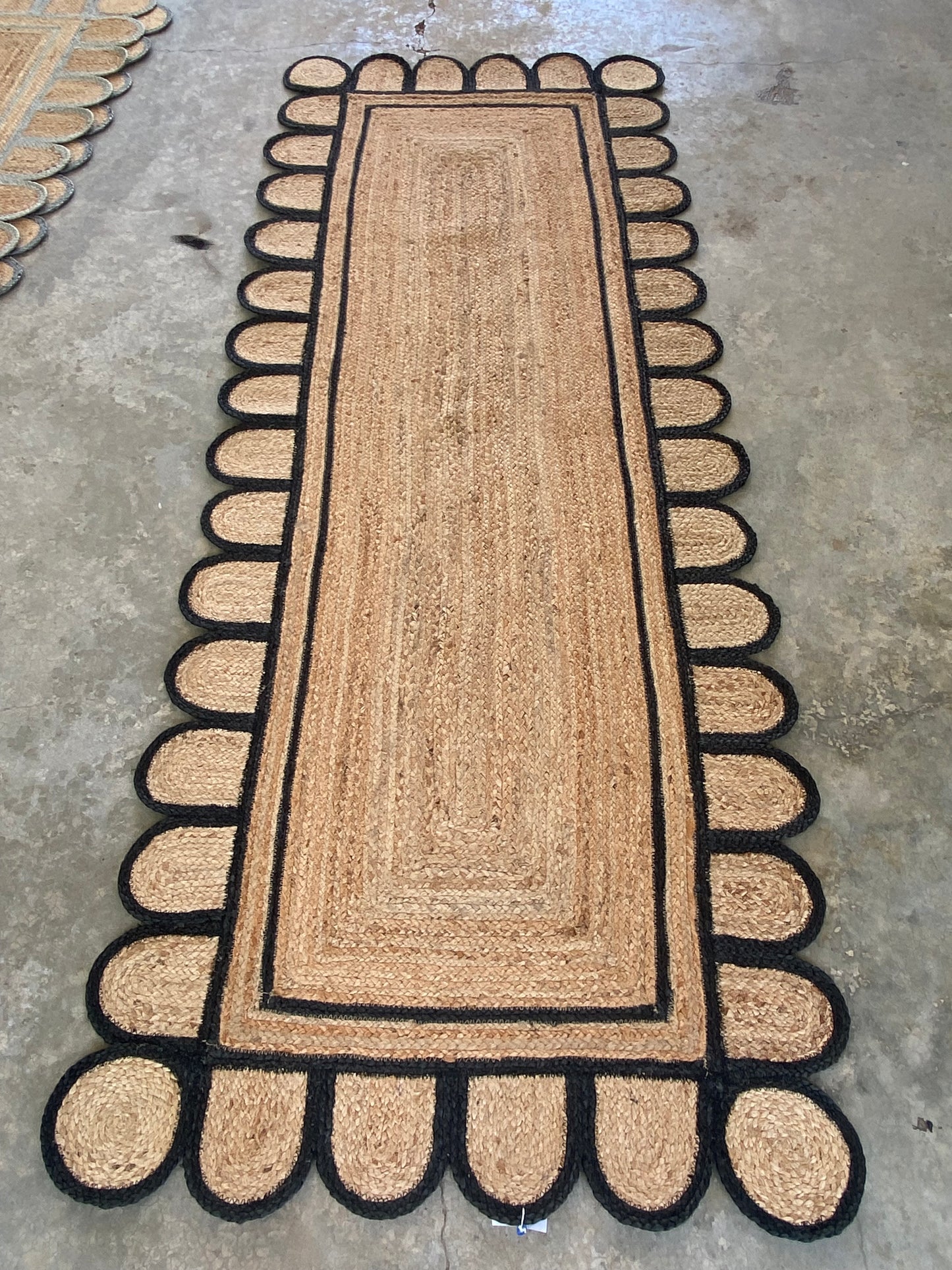 SCALLOPED JUTE RUNNERS