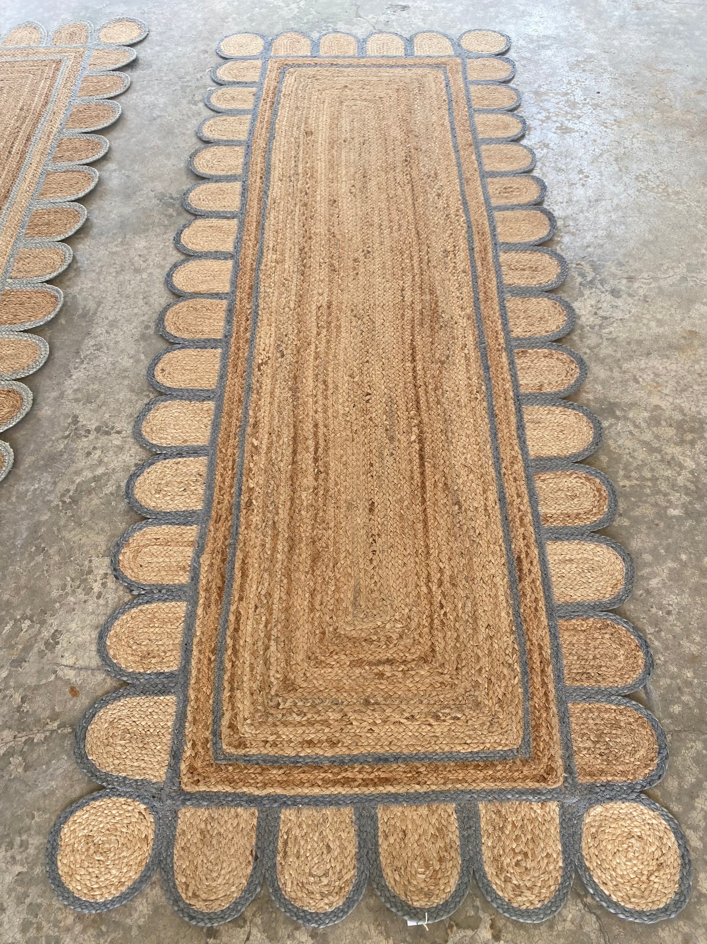 SCALLOPED JUTE RUNNERS