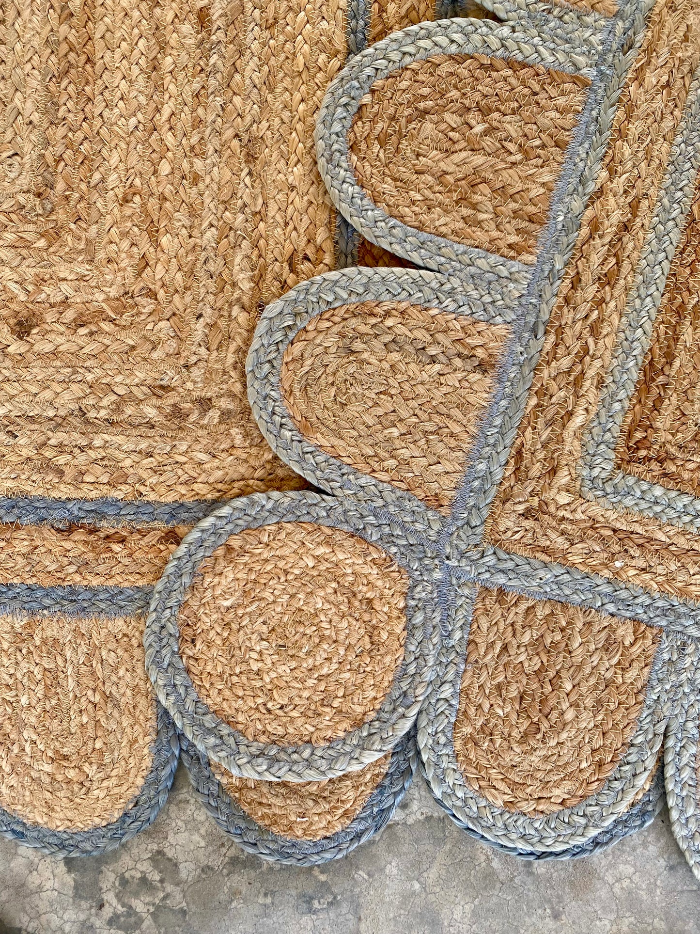SCALLOPED JUTE RUNNERS